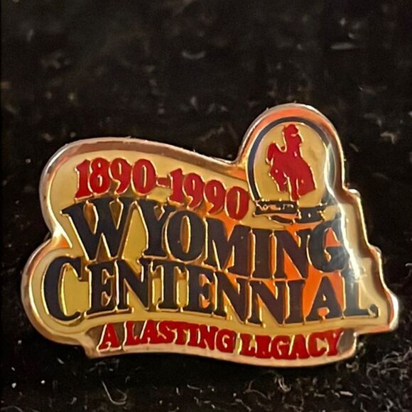 Vintage-1990-1” gold tone “Wyoming Centennial 1890-1990” hat/lapel pin/tie tack - Picture 1 of 10